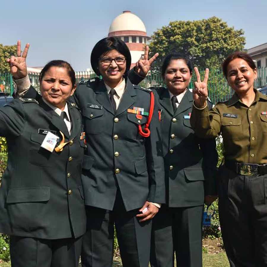 সুপ্রিম কোর্টের বাইরে দেশের সশস্ত্র বাহিনীর মহিলা আধিকারিকেরা।