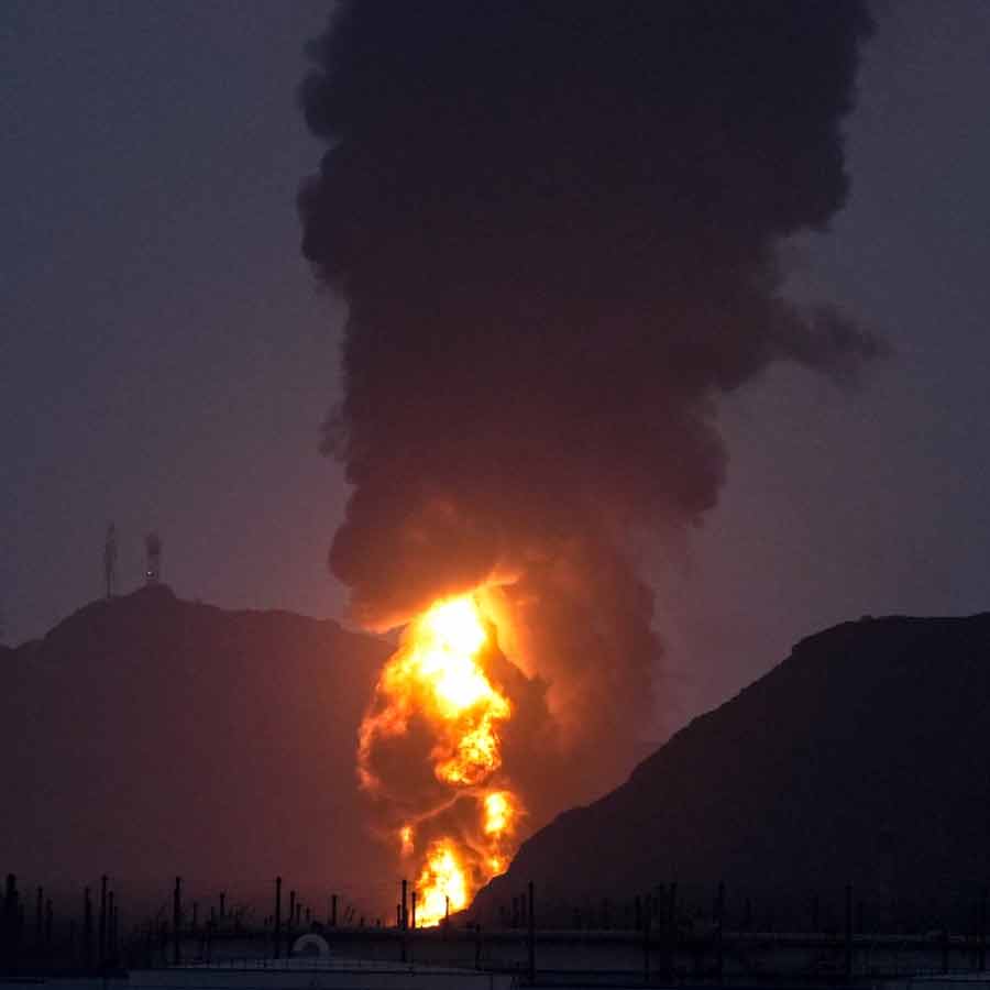 ইরানের ইসফাহানে হামলা। ছবি: রয়টার্স।