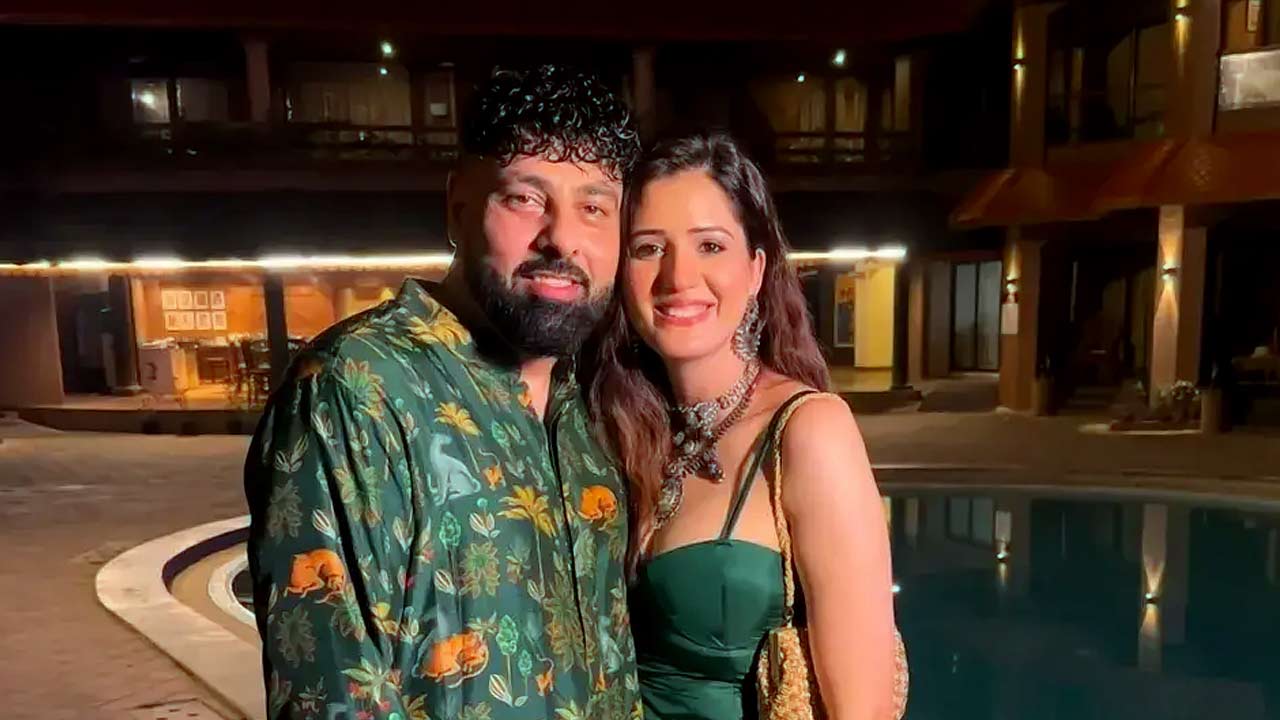 (বাঁ দিকে) বাদশা, (ডান দিকে) ঈশা রিকি।