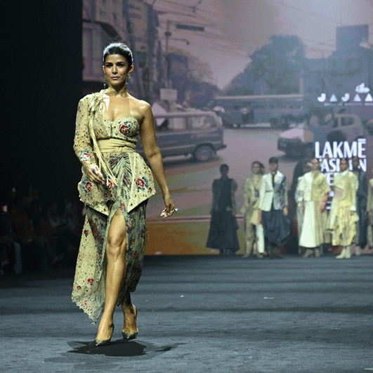 Jajaabor presented its collection of Bengal textile along with Kolkata views at Lakme Fashion Week dgtl