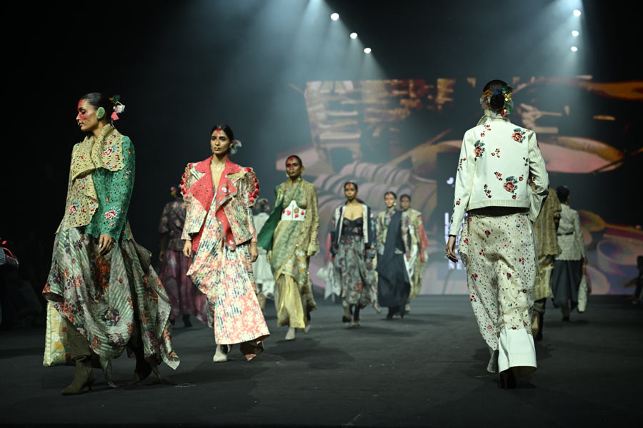 মডেলদের পরনে বাংলার হাতে বোনা বয়নশিল্পের ছোঁয়া, কপালে ঘাঁটা সিঁদুর।