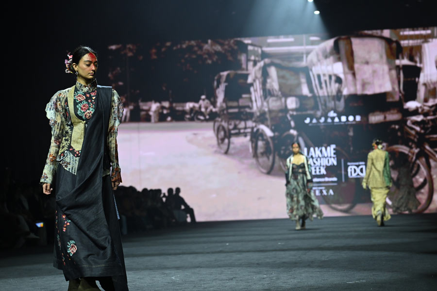 ল্যাকমে ফ্যাশন শো-এ বাংলার বুননশিল্প।