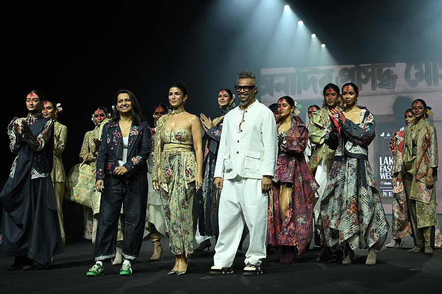 বলিউড তারকা নিমরত কৌরের সঙ্গে পোশাকশিল্পী কণিকা সচদেব এবং নীলাঞ্জন ঘোষ।