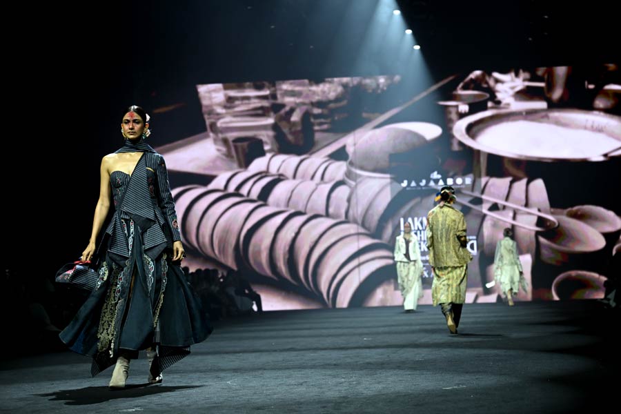 ঢাকাই জামদানি, হাতের সূক্ষ্ম কাজ, প্যাচওয়ার্কের নজির।