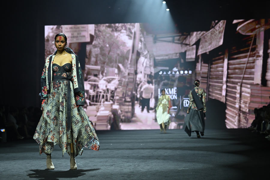 বাংলার চরিত্রের সঙ্গে মিলিয়ে নানা কাপড় মিশিয়ে পোশাক তৈরি হয়েছে।