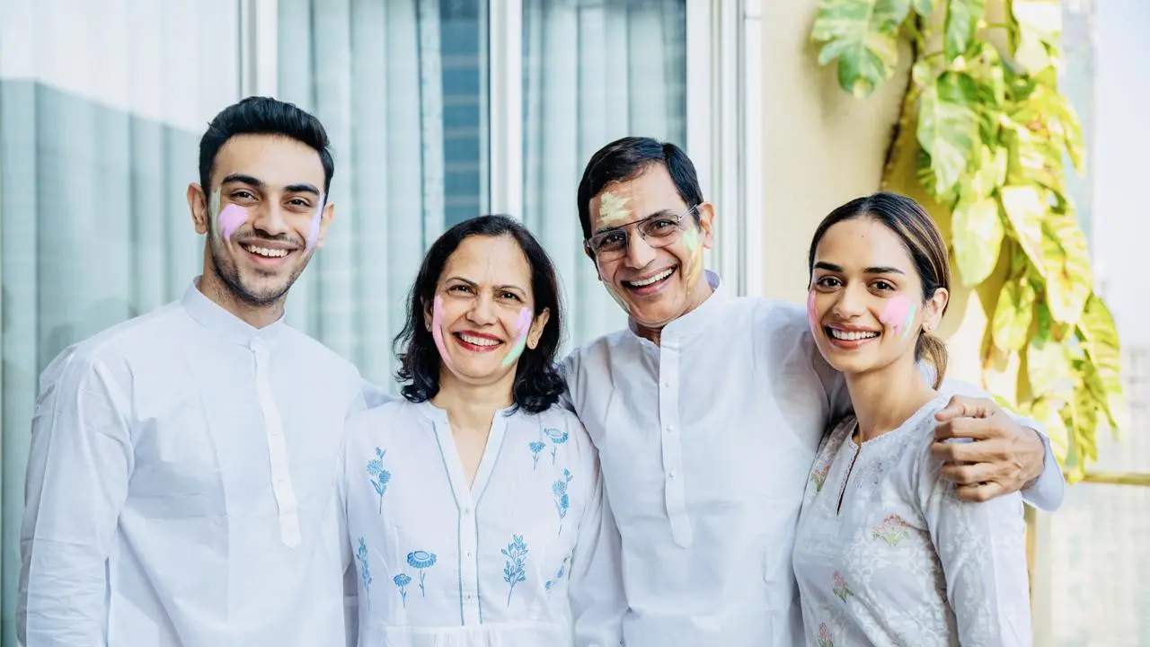 নতুন বাড়িতে বাবা-মা আর ভাইয়ের সঙ্গে মানুষী চিল্লর। 