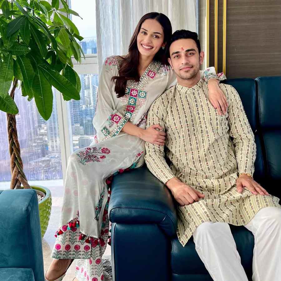 ভাইয়ের সঙ্গে মানুষী। 