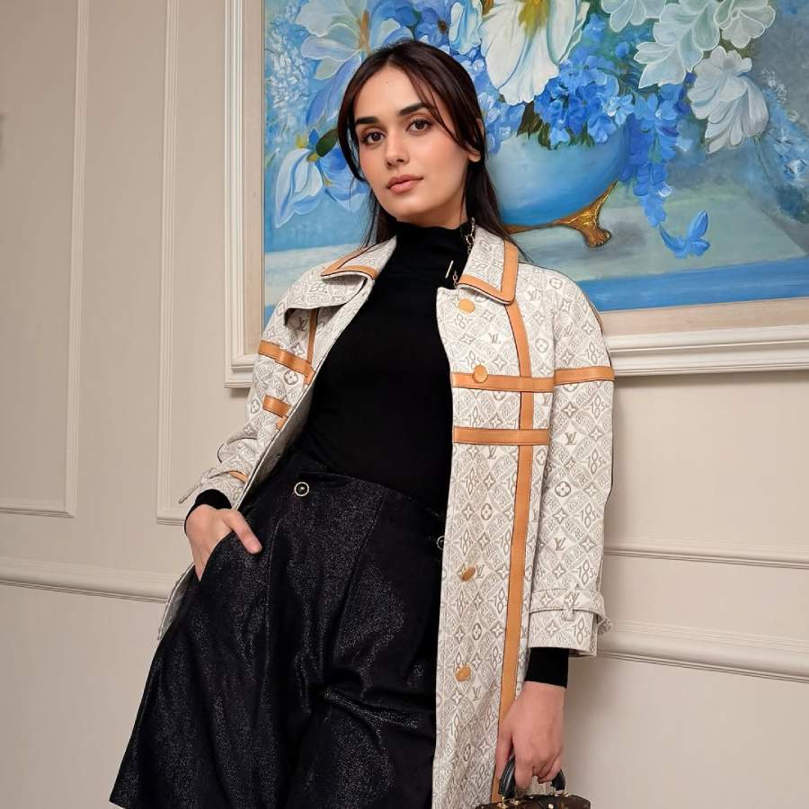 একাকিত্ব দূর করার সহজ সমাধান বেছে নিয়েছেন মানুষী। 