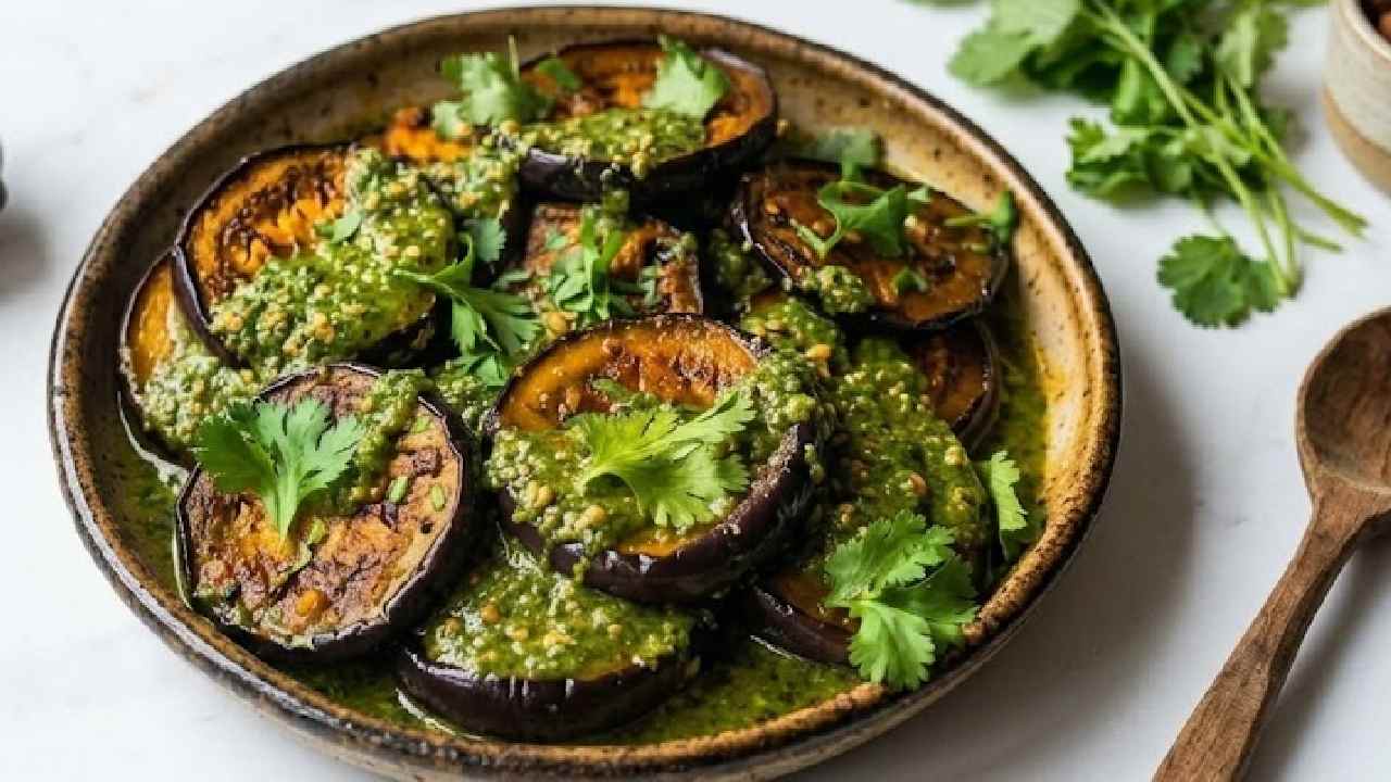 ধনেপাতা দিয়ে বেগুনের স্বাদেই জমবে দুপুরের ভোজ।