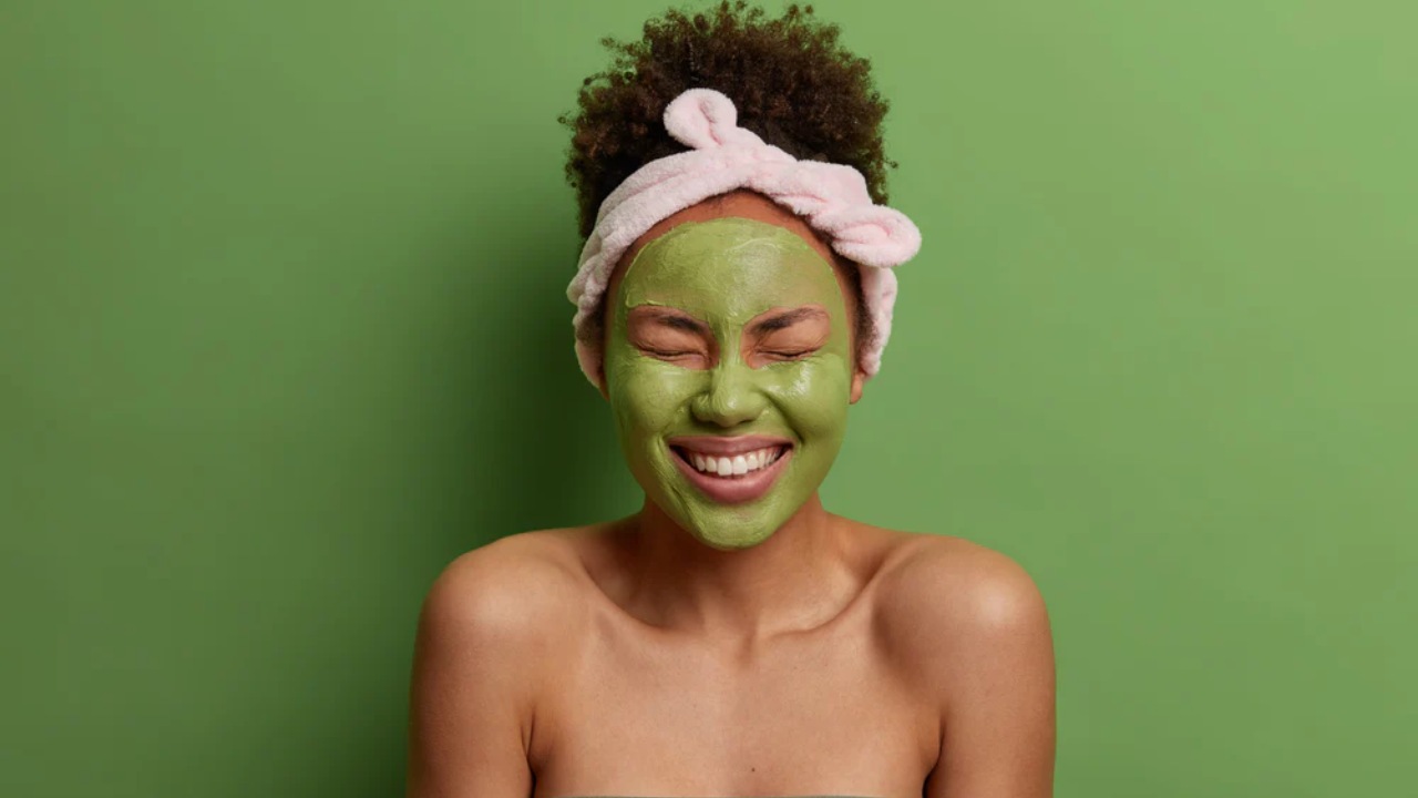 ভিটামিন, অ্যান্টি-অক্সিড্যান্ট এবং ফ্যাটে ভরপুর ফলই ত্বকে আনবে আভা! কী ভাবে মাখবেন জেনে নিন