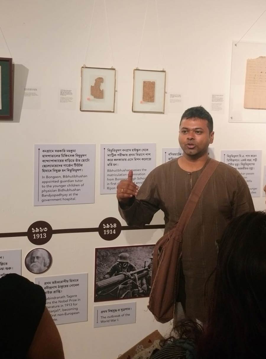 পিতামহের গল্প শোনাচ্ছেন পৌত্র তৃণাঙ্কুর বন্দ্যোপাধ্যায়।