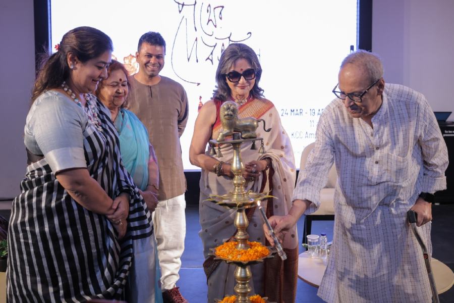 প্রদর্শনীর উদ্বোধনে শীর্ষেন্দু মুখোপাধ্যায়, অপর্ণা সেন, মিত্রা বন্দ্যোপাধ্যায়, তৃণাঙ্কুর বন্দ্যোপাধ্যায় ও রিচা আগরওয়াল।