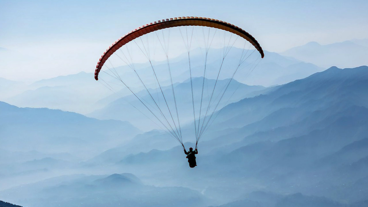বীর বিলিংকে হিমাচল প্রদেশের প্যারাগ্লাইডিং রাজধানী বলা হয়।