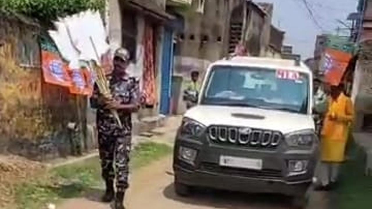 বাঁকুড়ায় প্রচারে বিজেপি প্রার্থীর দলীয় প্রতীকের কাট আউট বইছেন তাঁরই নিরাপত্তার দায়িত্বে থাকা কেন্দ্রীয় বাহিনীর এক জওয়ান!