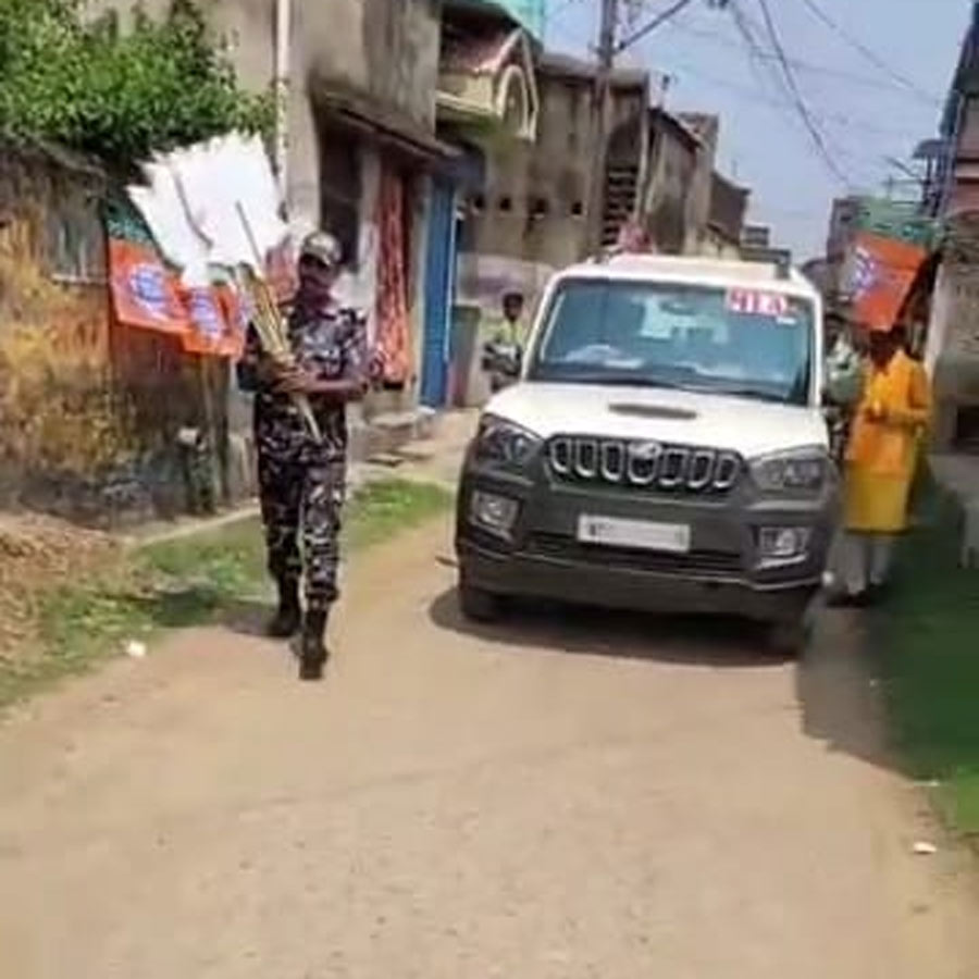 বাঁকুড়ায় প্রচারে বিজেপি প্রার্থীর দলীয় প্রতীকের কাট আউট বইছেন তাঁরই নিরাপত্তার দায়িত্বে থাকা কেন্দ্রীয় বাহিনীর এক জওয়ান!