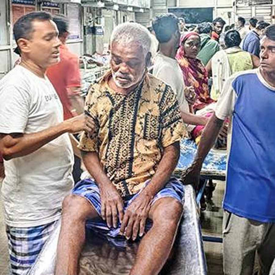 আর জি করের ট্রমা কেয়ারের ভিতরে জরুরি বিভাগে রোগীদের ভিড়। স্ট্রেচারে বসিয়ে রাখা হয়েছে রোগীকে।