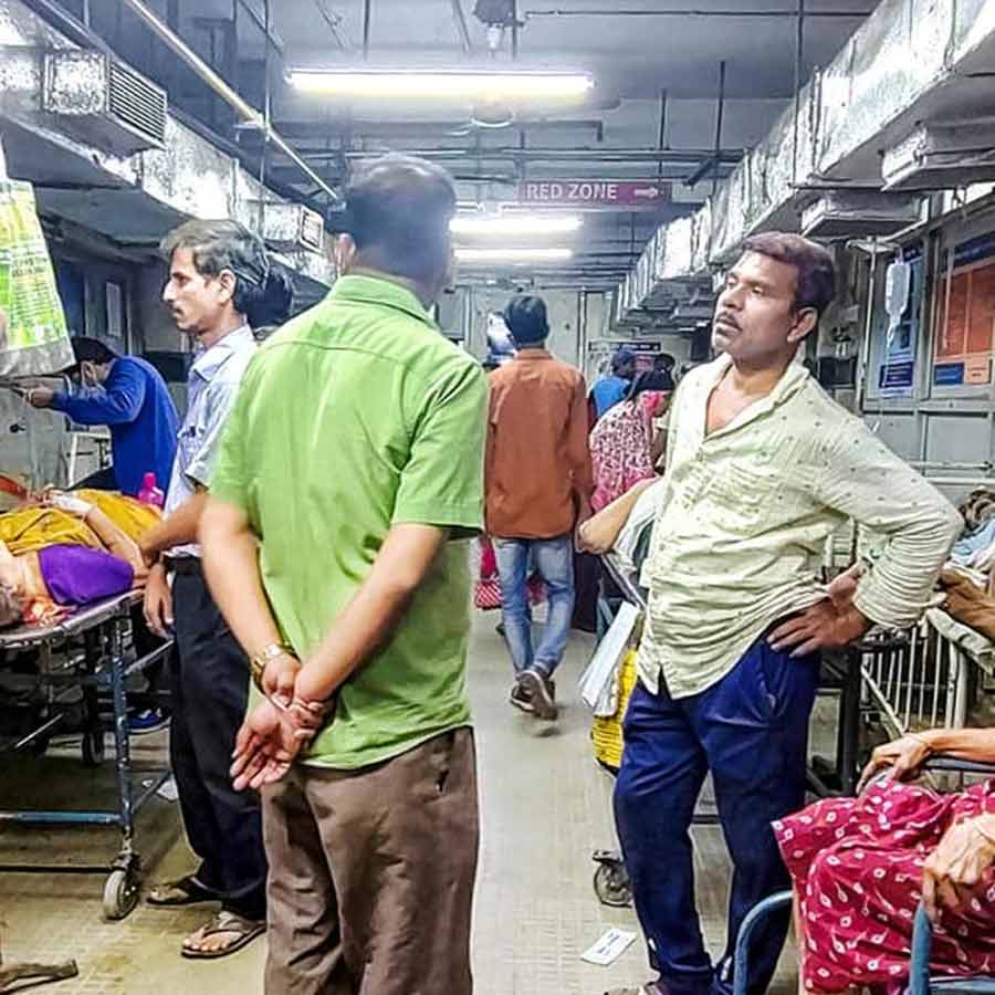 আর জি করের ট্রমা কেয়ারের ভিতরে জরুরি বিভাগে রোগীদের ভিড়। স্ট্রেচারে বসিয়ে রাখা হয়েছে রোগীকে।