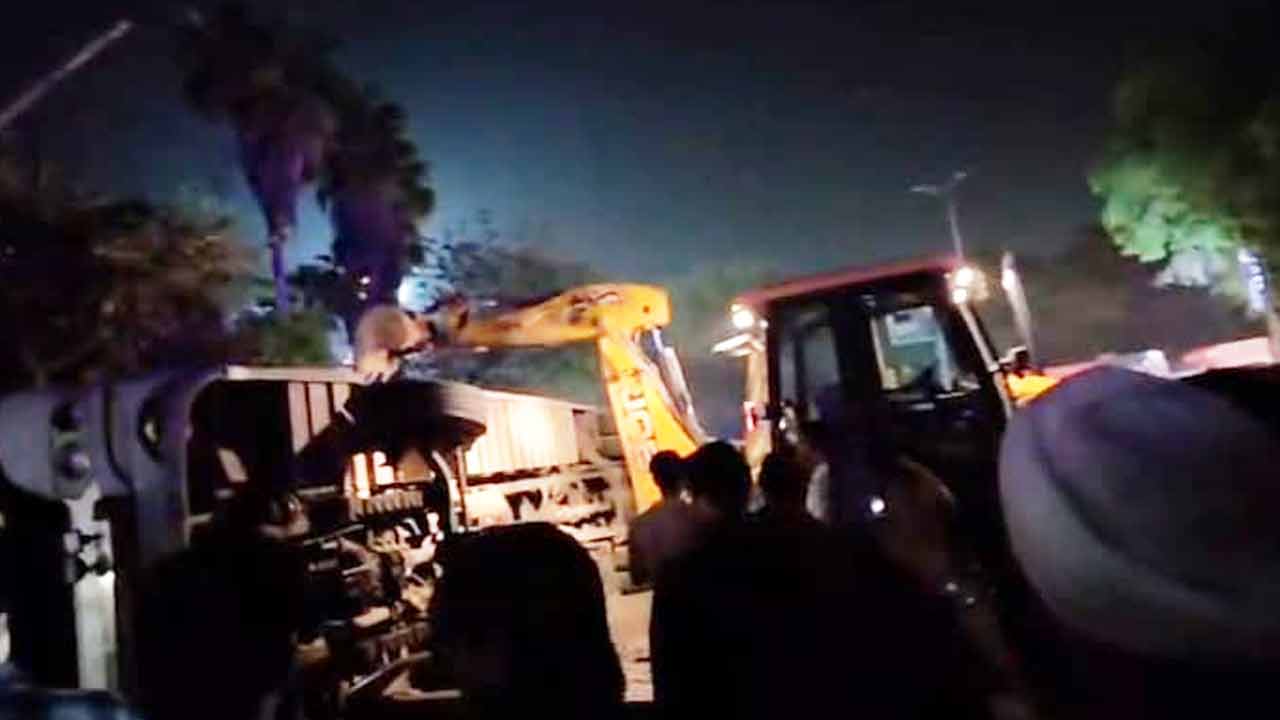 দুর্ঘটনার পর চলছে উদ্ধারকাজ। ছবি: সংগৃহীত।