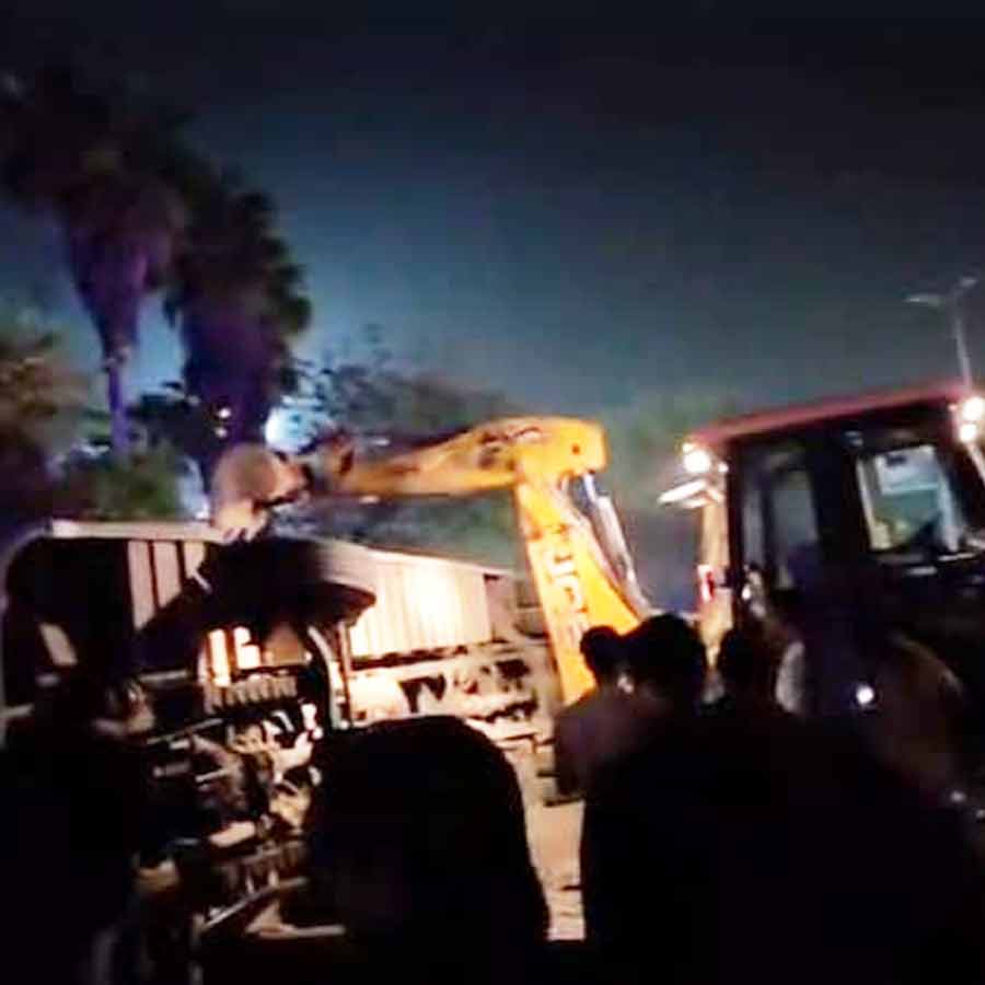 দুর্ঘটনার পর চলছে উধ্ধারকাজ। ছবি: সংগৃহীত।