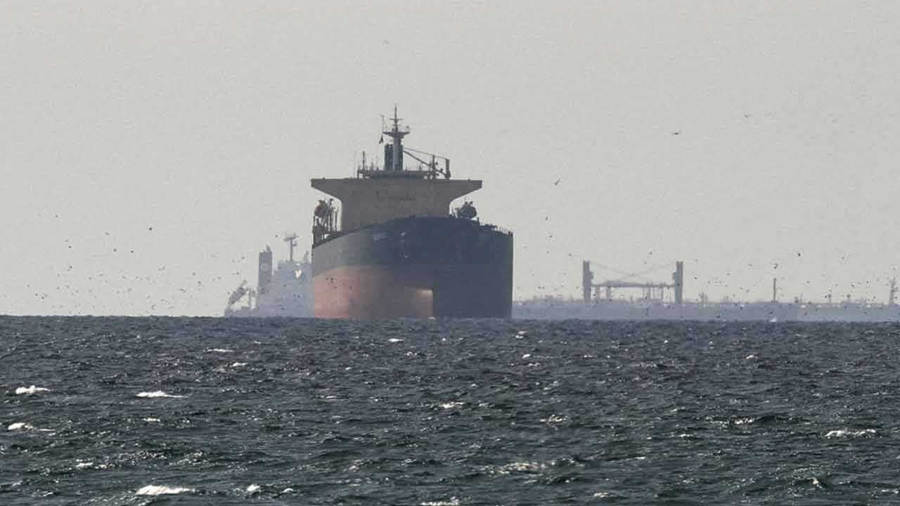 হরমুজ় প্রণালীতে জাহাজ।