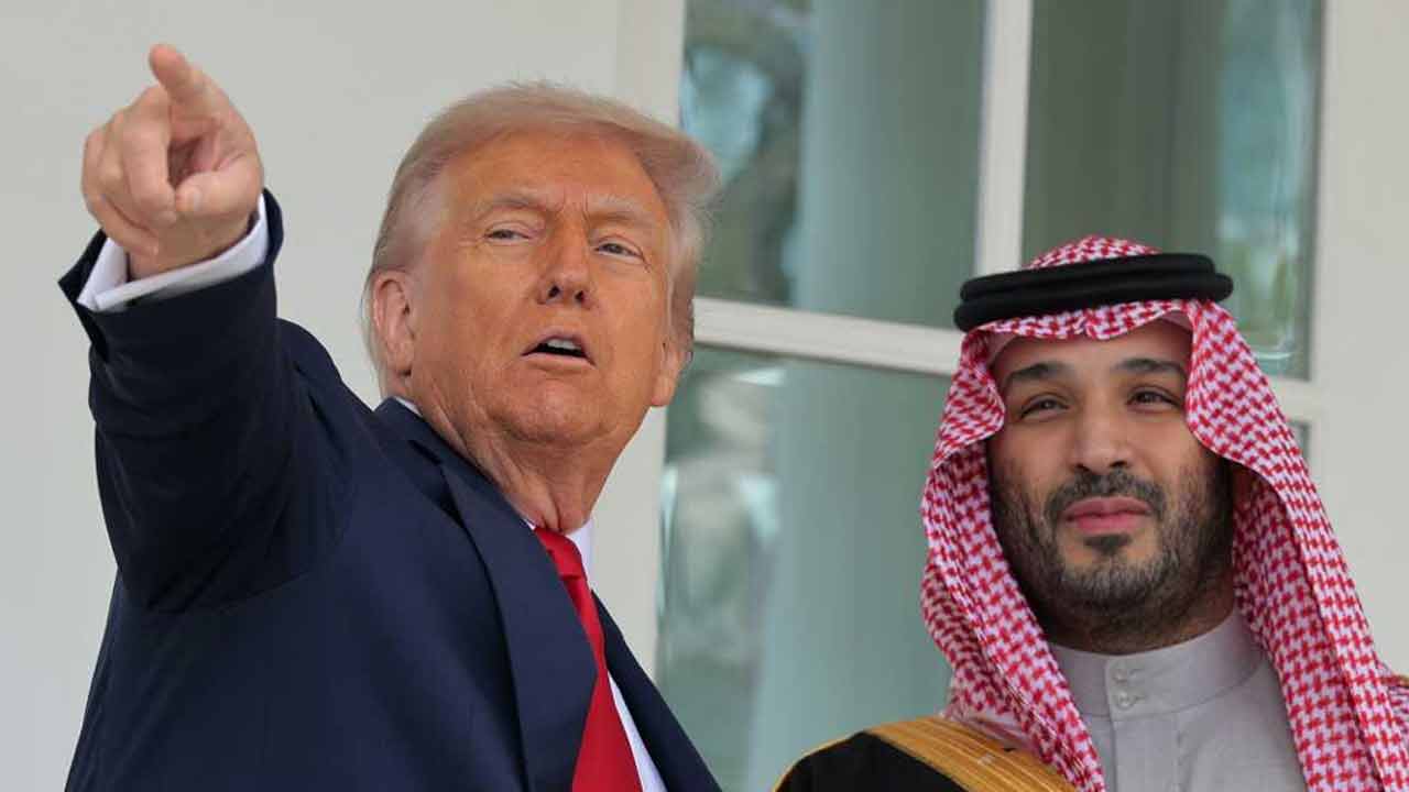 (বাঁ দিকে) আমেরিকার প্রেসিডেন্ট ডোনাল্ড ট্রাম্পের সঙ্গে সৌদি আরবের যুবরাজ মুহাম্মদ বিন সলমন (ডান দিকে)।