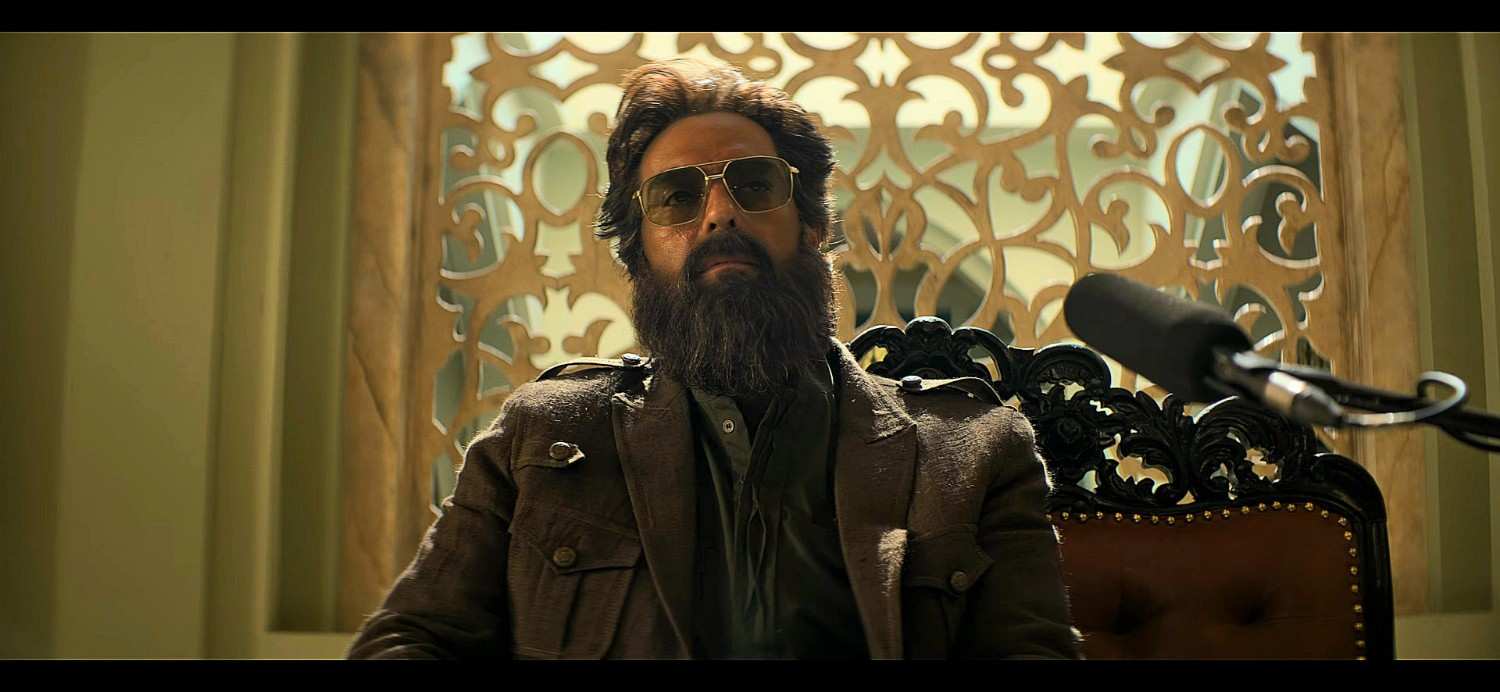 মেজর ইকবালের চরিত্রে অভিনয় করে নজর কেড়েছেন অর্জুন রামপাল। চিত্রনাট্যের প্রয়োজনে ইকবালকে পর্দার আড়ালে থাকা একটি চরিত্র হিসাবে দেখানো হয়েছে, যে দাউদ ইব্রাহিমের সঙ্গে বিভিন্ন জঙ্গিগোষ্ঠীগুলির সেতুবন্ধন তৈরি করে। এই চরিত্রটিও নাকি বাস্তব থেকে ধার নেওয়া।