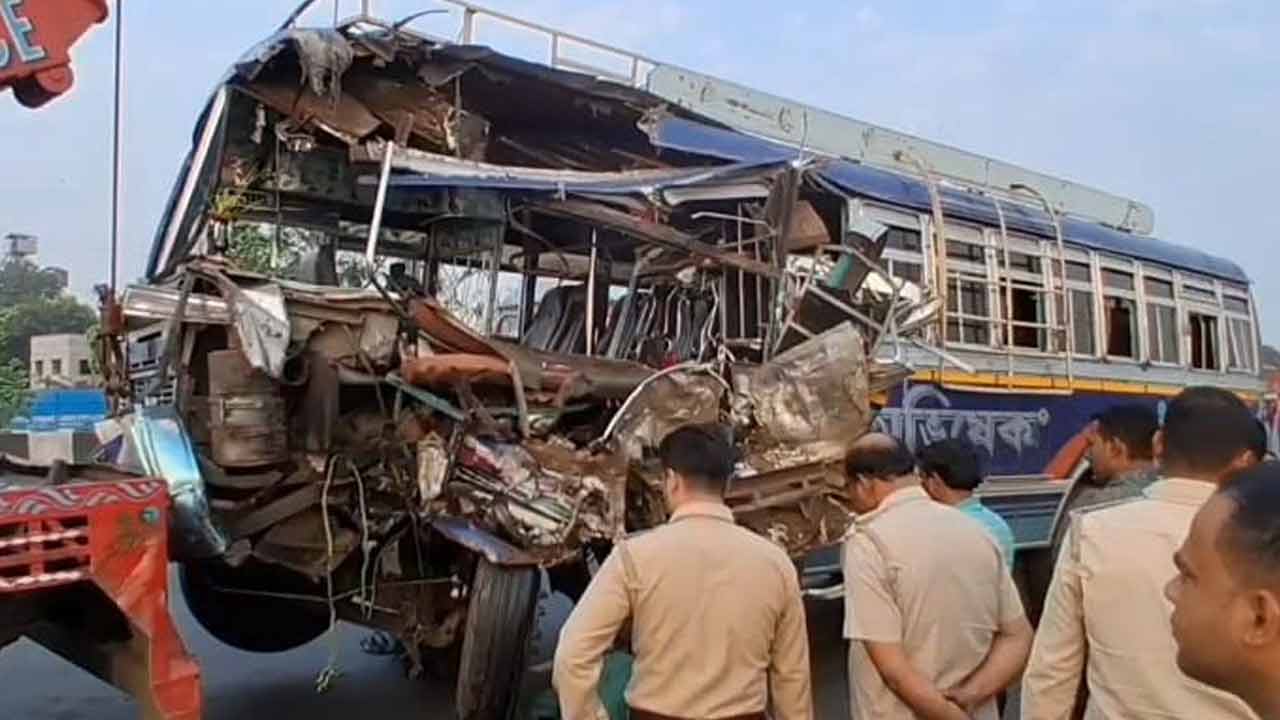 দুর্ঘটনার পর দুমড়েমুচড়ে গিয়েছে বাসটি। বুধবার পূর্ব বর্ধমানের গলসিতে।