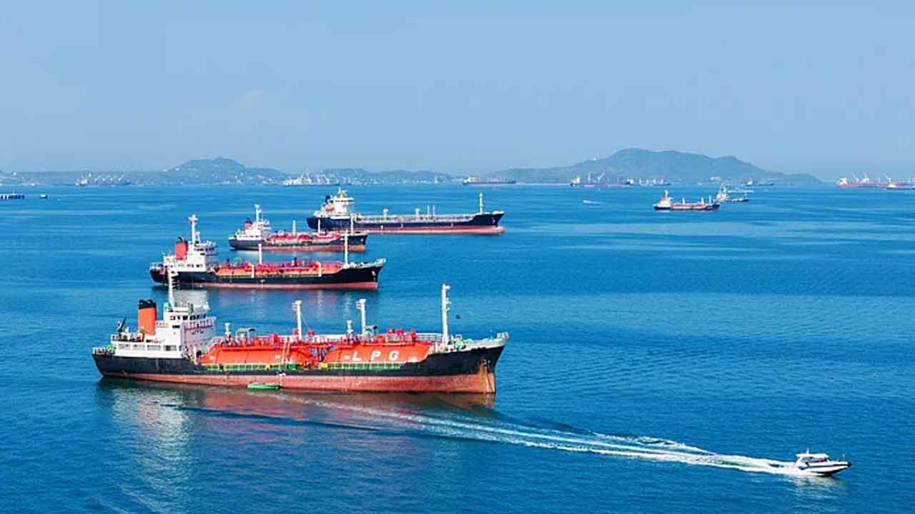 হরমুজ় প্রণালীতে জাহাজ।