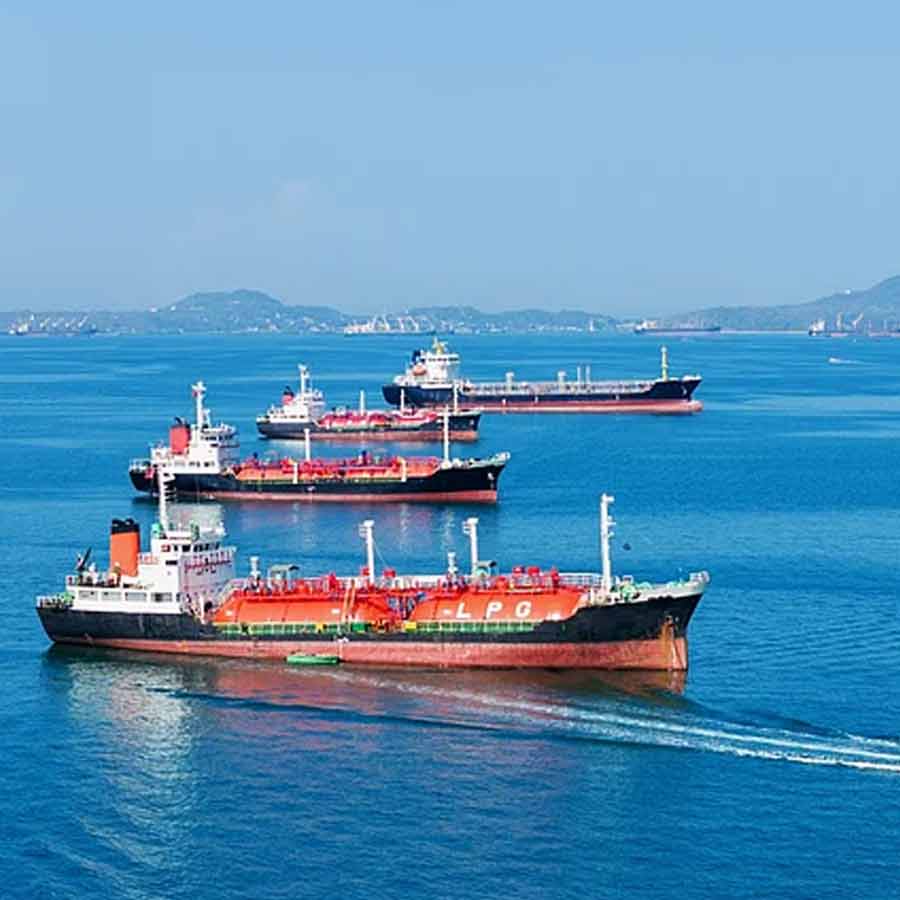 হরমুজ় প্রণালীতে জাহাজ।