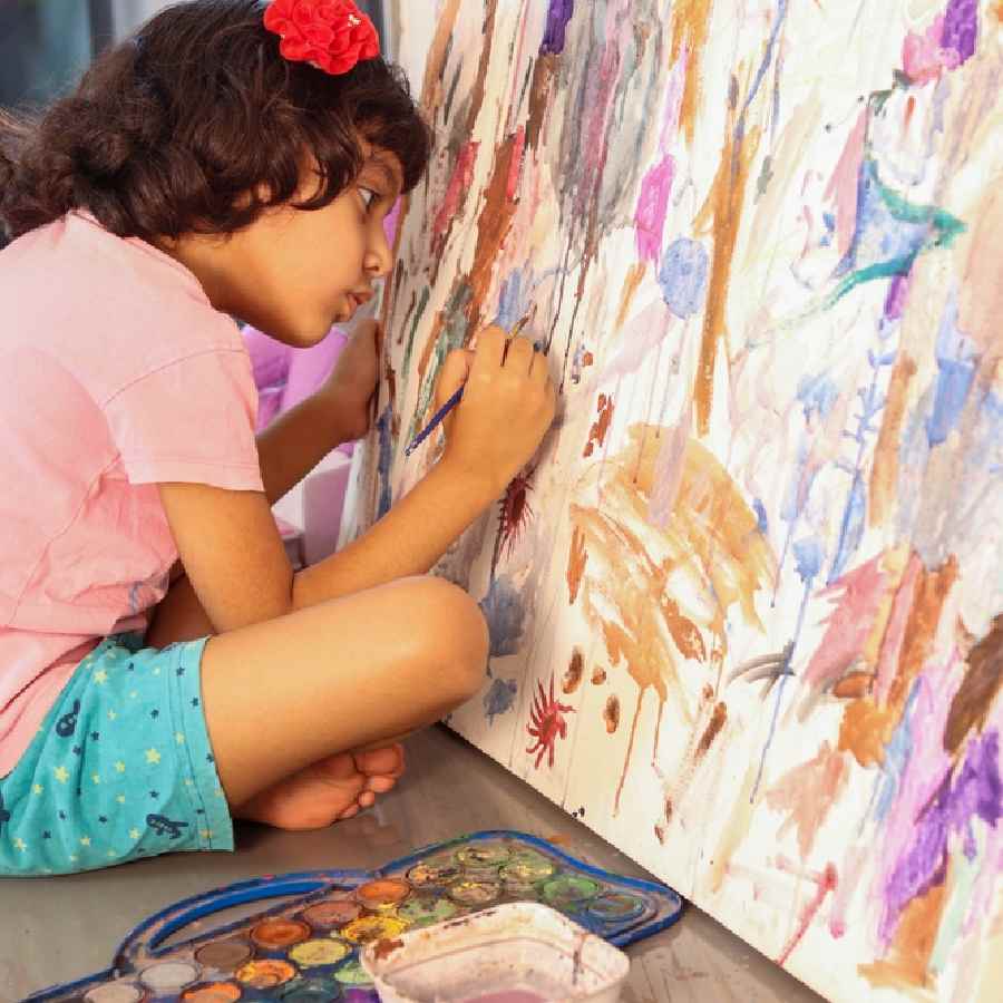 খুদের তৈরি ক্যানভাসে করতে পারেন অন্দরসজ্জা।