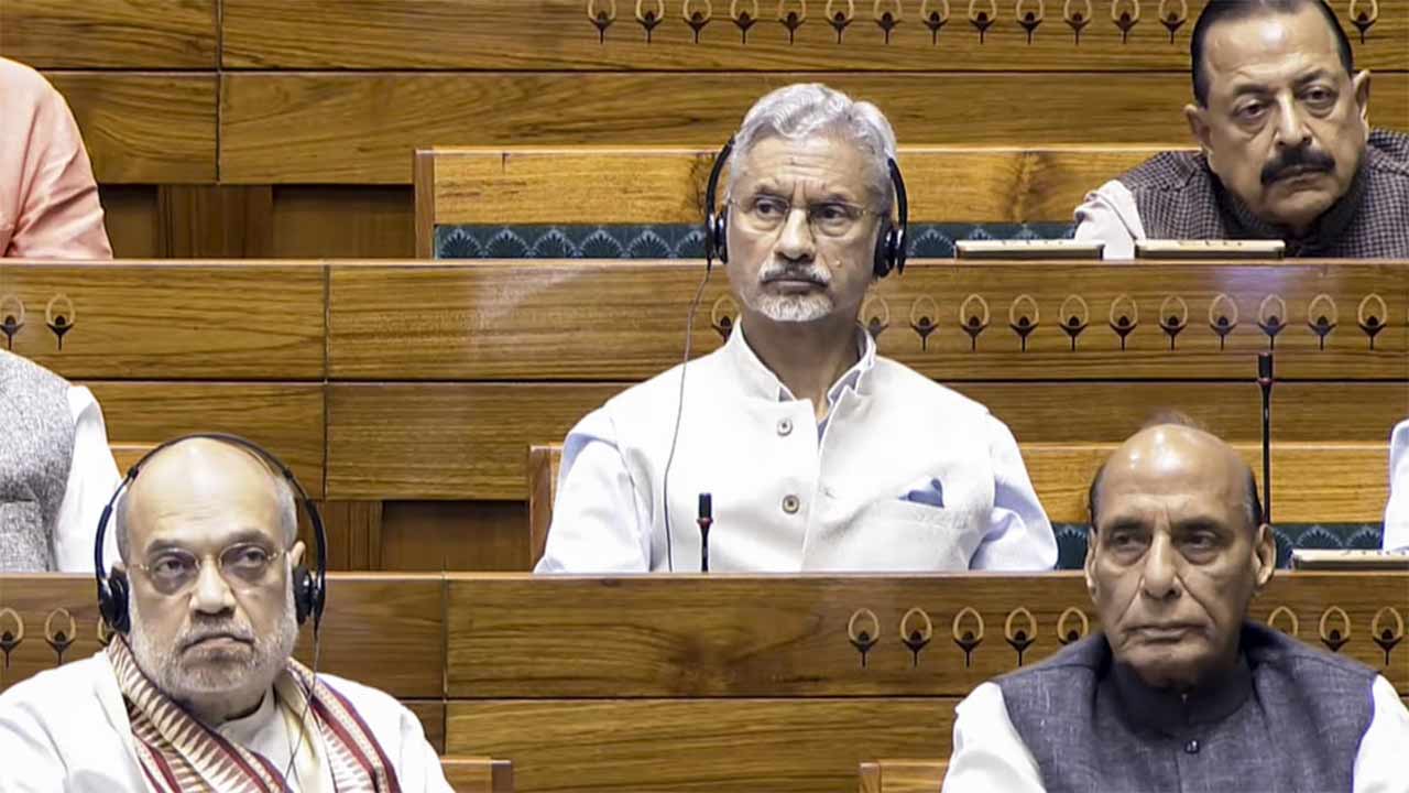 (বাঁ দিক থেকে) সংসদে অমিত শাহ, এস জয়শঙ্কর এবং রাজনাথ সিংহ।