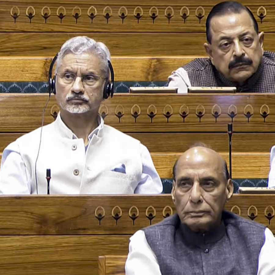 (বাঁ দিক থেকে) সংসদে অমিত শাহ, এস জয়শঙ্কর এবং রাজনাথ সিংহ।