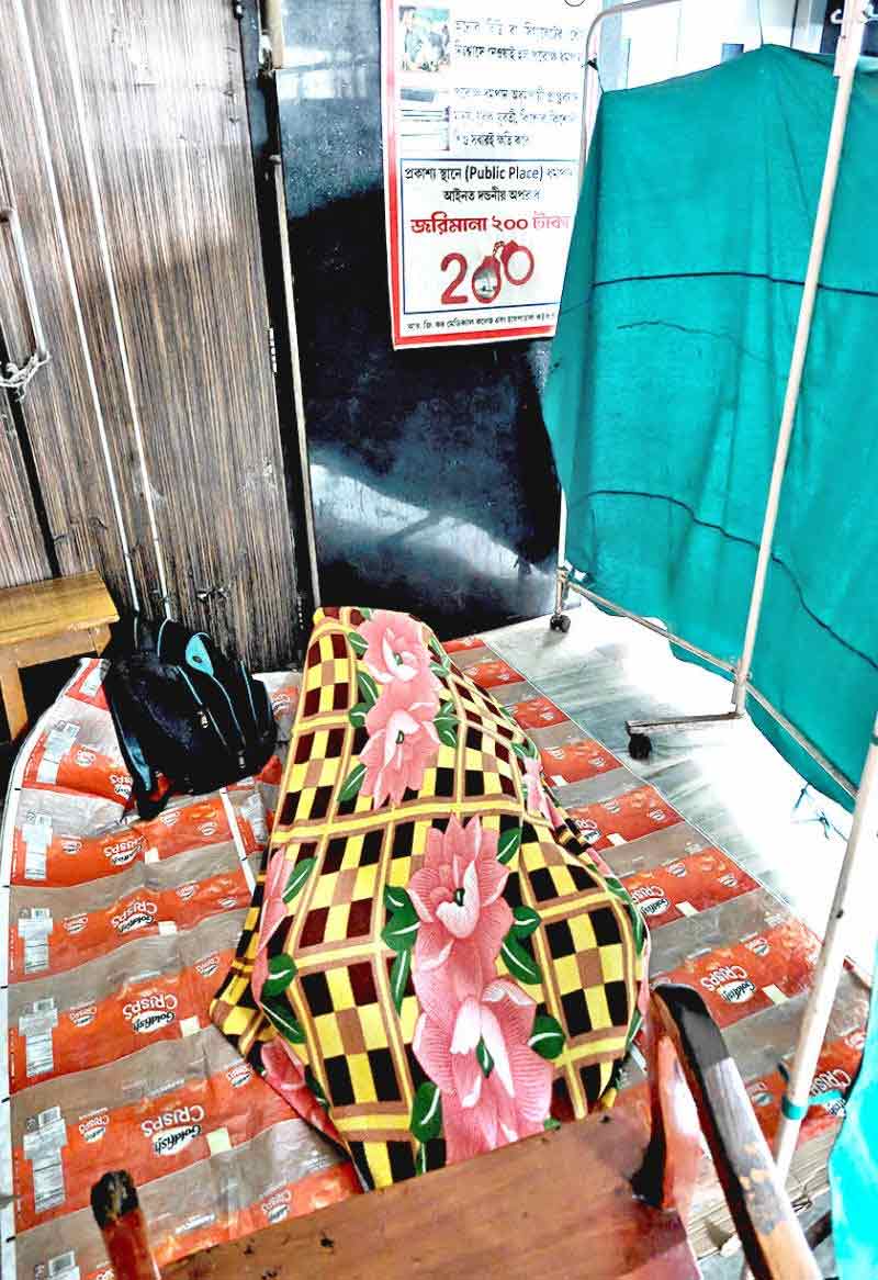 আর জি করের ট্রমা কেয়ারের লিফ্টের বাইরে ঘুমোচ্ছেন এক নিরাপত্তারক্ষী।