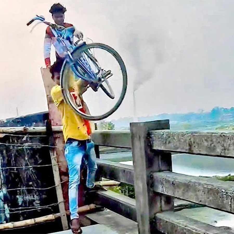 Addiction of reels increasing the chances of accidents on baduria under construction flyover