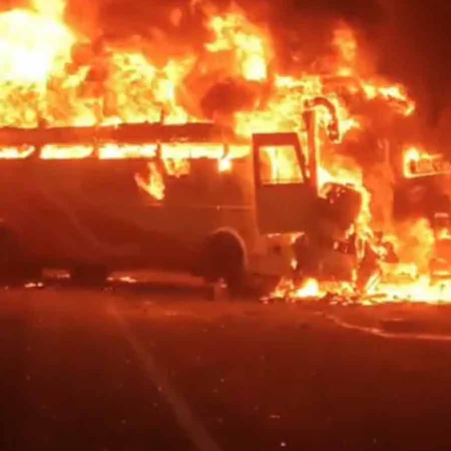 দুর্ঘটনার পর অগ্নিদগ্ধ সেই বাস। ছবি: সংগৃহীত।