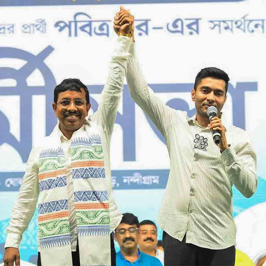 নন্দীগ্রামে দলীয় প্রার্থী পবিত্র করের সঙ্গে প্রচার-মঞ্চে তৃণমূলের সর্বভারতীয় সাধারণ সম্পাদ অভিষেক বন্দোপাধ্যায় (বাঁ দিকে)।