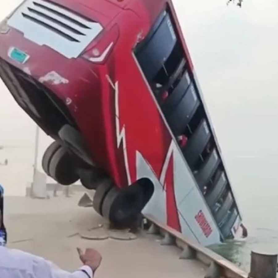 বুধবার বিকেলে ফেরিঘাটের জেটি থেকে পদ্মা নদীতে ডুবে যায় বাস।