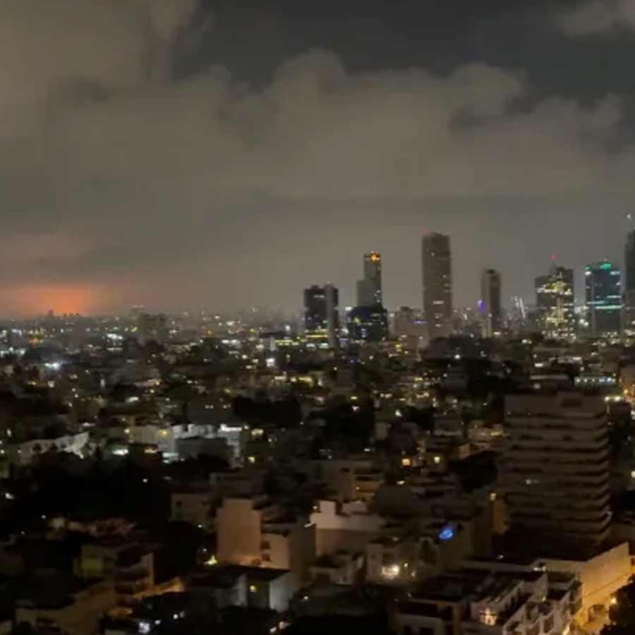 পর্যাপ্ত তেজস্ক্রিয় পদার্থ, বিস্ফোরক পাওয়া গেলে এটি তৈরির জ্ঞান আছে এমন যে কোনও দেশই তত্ত্বগত ভাবে বোমাটি তৈরি করতে পারে। চিকিৎসা বা শিল্পক্ষেত্রে ব্যবহৃত রেডিয়োঅ্যাক্টিভ আইসোটোপ (সিজিয়াম-১৩৭, কোবাল্ট-৬০ বা অ্যামেরিসিয়াম-২৪১) দিয়ে সহজেই তেজস্ক্রিয় পদার্থ তৈরি করা যায়। সাধারণত হাসপাতাল, গবেষণাগার বা শিল্পকারখানা থেকে চুরি বা অবৈধ ভাবে সংগ্রহ করা যায় এগুলি।