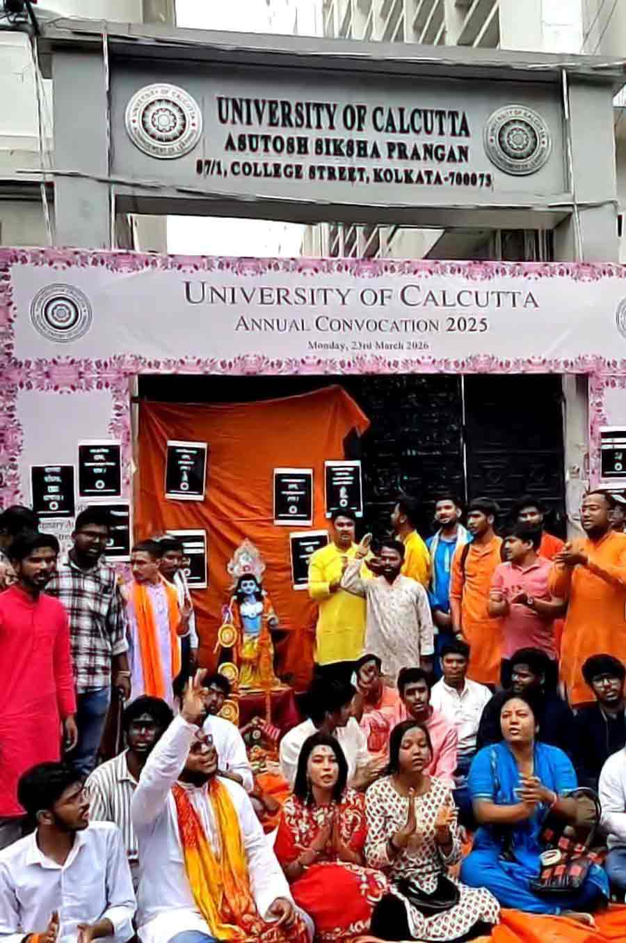 কলকাতা বিশ্ববিদ্যালয়ের কলেজ স্ট্রিট ক্যাম্পাসের মূল ফটকের বাইরে পুজোর আয়োজন করা হয়েছে। 