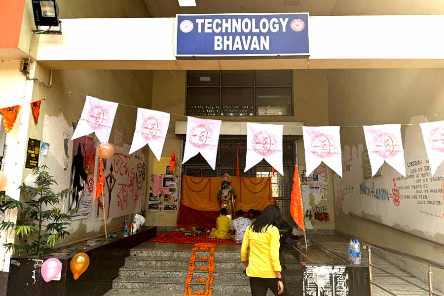 যাদবপুর ক্যাম্পাসের প্রযুক্তি ভবনের নীচে রামনবমীর আয়োজন করা হয়েছে। 