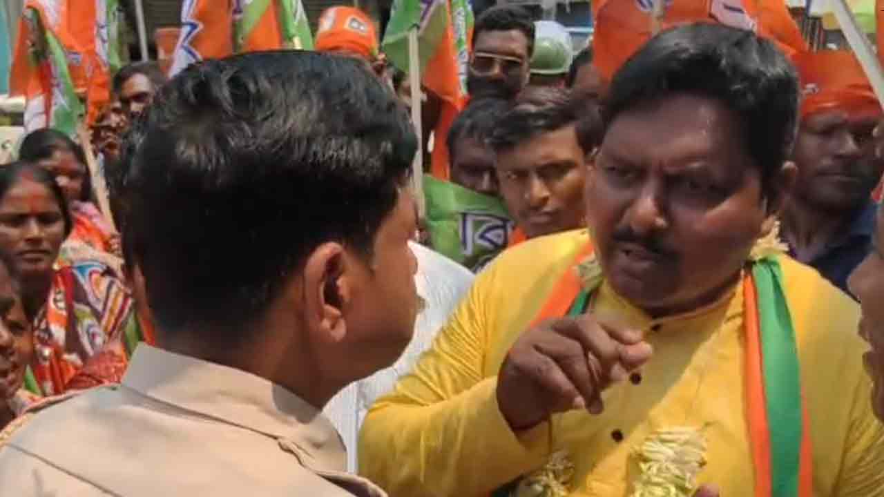 পুলিশের সঙ্গে কথা কাটাকাটি বাসন্তীর বিজেপি প্রার্থী বিকাশ সর্দারের।