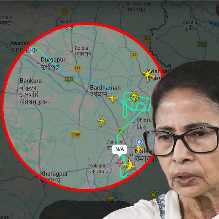 ছবিতে চিহ্নিত জায়গায় চক্কর কাটছে মুখ্যমন্ত্রী মমতা বন্দ্যোপাধ্যায়ের বিমান।