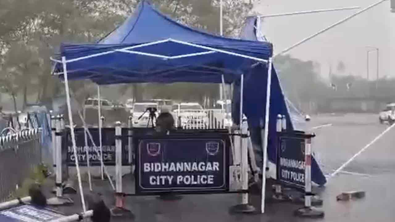 ঝড়বৃষ্টির পর কলকাতা বিমানবন্দর সংলগ্ন রাস্তাঘাটের পরিস্থিতি।