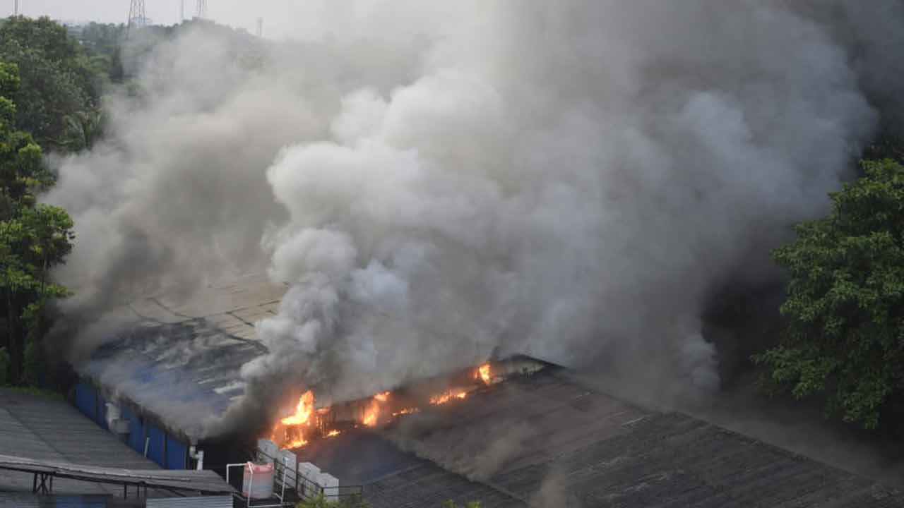 অগ্নিকাণ্ডের জেরে ধোঁয়ায় ঢাকা এলাকা।