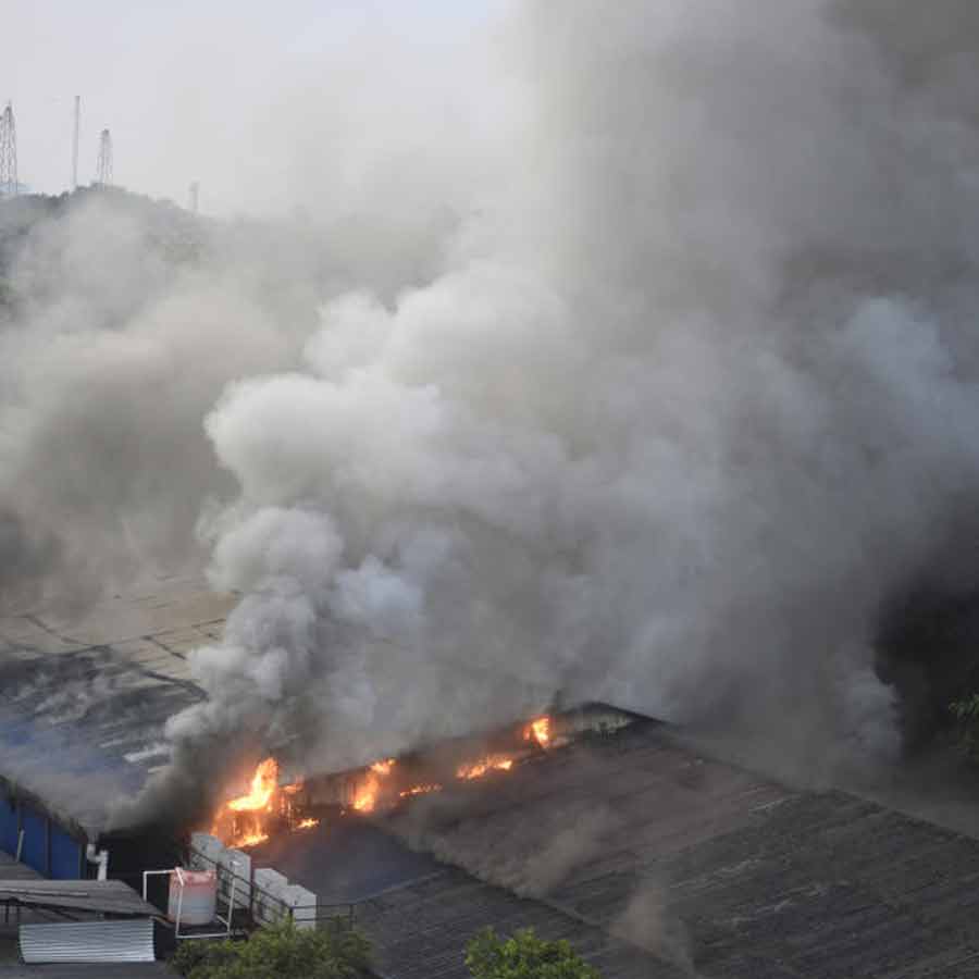 অগ্নিকাণ্ডের জেরে ধোঁয়ায় ঢাকা এলাকা।