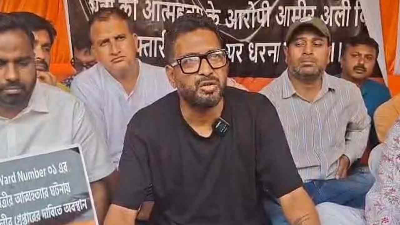 ধর্নামঞ্চে বিজেপি বিধায়ক শঙ্কর ঘোষ।