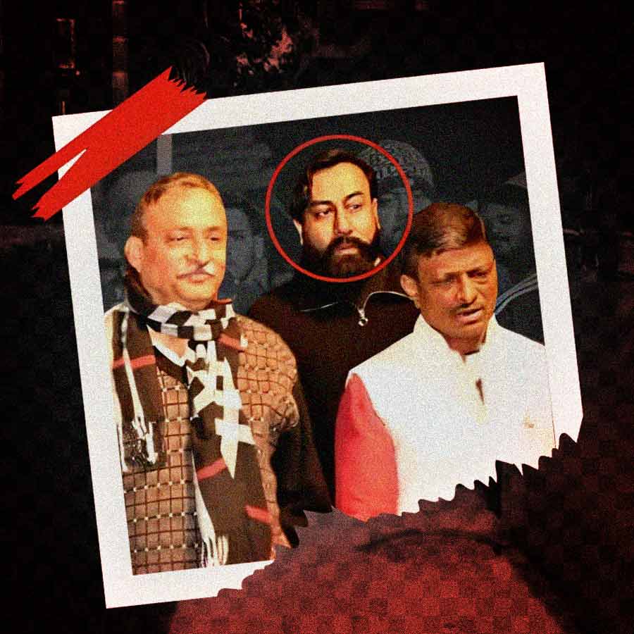 (বাঁ দিকে) দেবব্রত মজুমদার, জিৎ মুখোপাধ্যায় (মাঝে চিহ্নিত), বাপ্পাদিত্য দাশগুপ্ত (ডান দিকে)