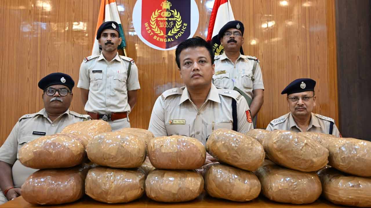 খড়্গপুরে উদ্ধার গাঁজা। সাংবাদিক বৈঠকে এসআরপি (খড়্গপুর) মিতুন দে।