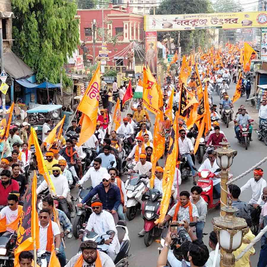 মেদিনীপুরে রামনবমী উপলক্ষে বাইক মিছিল। বৃহস্পতিবার।