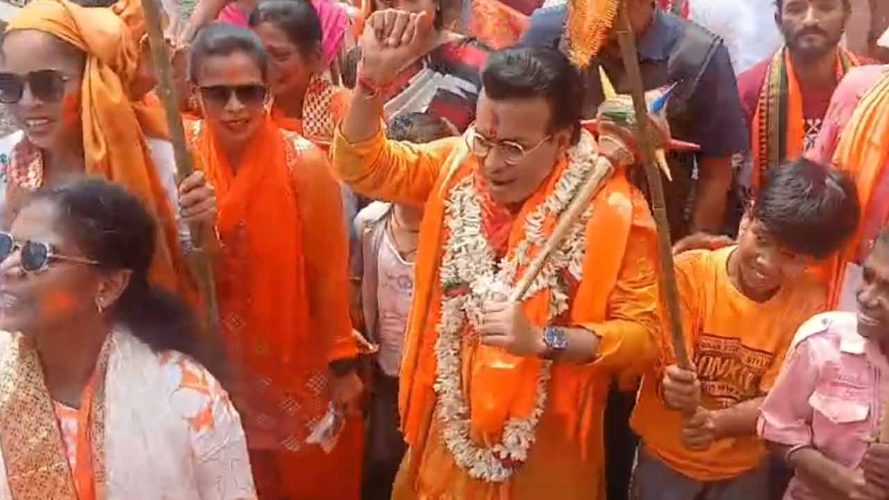 রামনবমীর মিছিলে হাতে গদা নিয়ে বিজেপি প্রার্থী রুদ্রনীল ঘোষ। বৃহস্পতিবার হাওড়ায়।